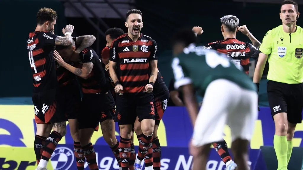 SP – SAO PAULO – 25/05/2025 – BRASILEIRO A 2025, PALMEIRAS X FLAMENGO – Ayrton Lucas jogador do Flamengo comemora seu gol com jogadores do seu time durante partida contra o Palmeiras no estadio Arena Allianz Parque pelo campeonato Brasileiro A 2025. Foto: Marcello Zambrana/AGIF