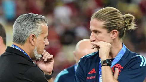RJ - RIO DE JANEIRO - 22/02/2025 - CARIOCA 2025, FLAMENGO X MARICA -Filipe Luiz e Jose boto tecnico e dirigente do Flamengo comemoram titulo de campeao apos partida contra o Marica no estadio Maracana pela decisao do campeonato Carioca 2025.