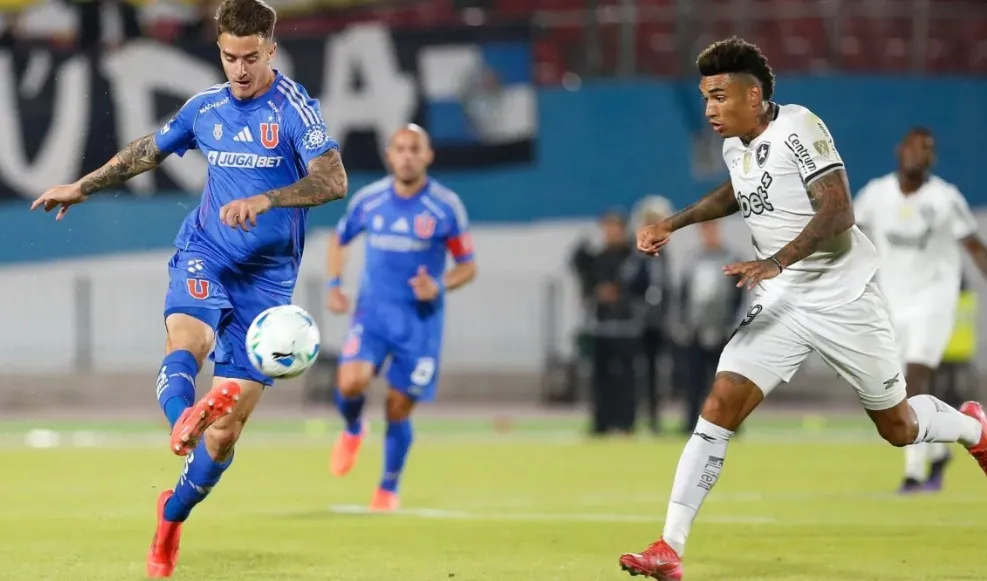Igor Jesus, do Botafogo disputa lance contra rival de Universidad de Chile no Estádio Nacional, em Santiago. Foto Reprodução/ X @LibertadoresBR