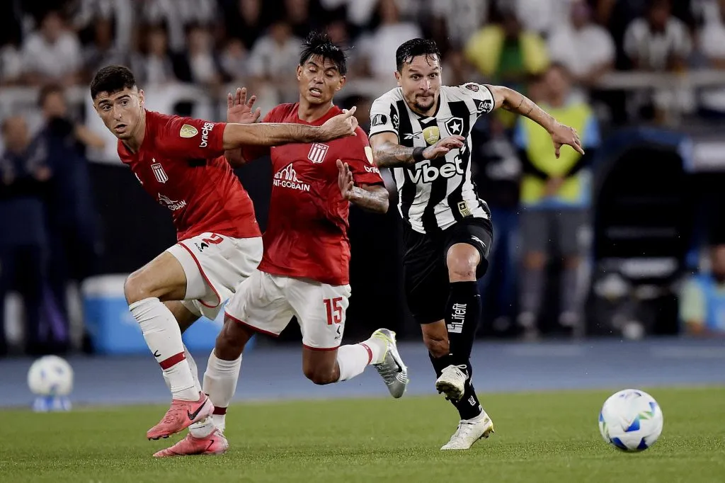 Artur, jogador do Botafogo durante partida contra o Estudiantes no estadio Engenhao pelo campeonato Copa Libertadores 2025. Foto: Alexandre Loureiro/AGIF