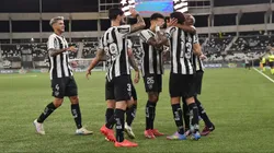 Alex Telles, jogador do Botafogo comemora seu gol com jogadores do seu time durante partida contra o Capital no estadio Engenhao pelo campeonato Copa Do Brasil 2025.