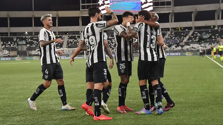 Alex Telles, jogador do Botafogo comemora seu gol com jogadores do seu time durante partida contra o Capital no estadio Engenhao pelo campeonato Copa Do Brasil 2025.