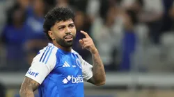 Gabriel Barbosa, jogador do Cruzeiro, comemora seu gol durante partida contra o Flamengo, pelo Brasileirão Betano. Foto: Gilson Lobo/AGIF.
