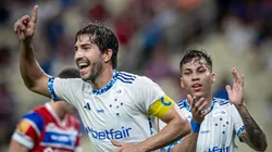 Lucas Silva, volante do Cruzeiro comemora seu gol sobre o Fortaleza fora de casa no Brasileirão e anima torcida
