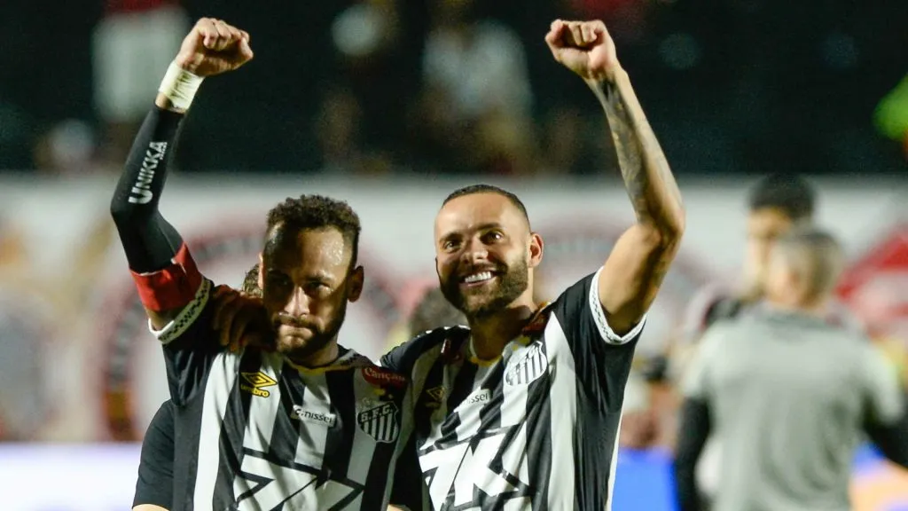 BA – SALVADOR – 25/05/2025 – BRASILEIRO A 2025, VITORIA X SANTOS – Neymar e Guilherme jogadores do Santos comemoram vitoria ao final da partida contra o Vitoria no estadio Barradao pelo campeonato Brasileiro A 2025. Foto: Jhony Pinho/AGIF