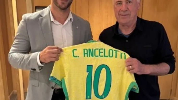O presidente da CBF Samir Xaud recebendo o treinador Carlo Ancelotti no Rio de Janeiro. Reprodução X