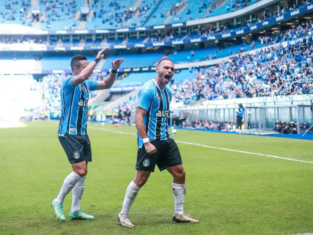 RS – PORTO ALEGRE – 25/05/2025 – BRASILEIRO A 2025, GREMIO X BAHIA – Martin Braithwaite  jogador do Gremio comemora seu gol durante partida contra o Bahia no estadio Arena do Gremio pelo campeonato Brasileiro A 2025. Foto: Giancarlo Santorum/AGIF
