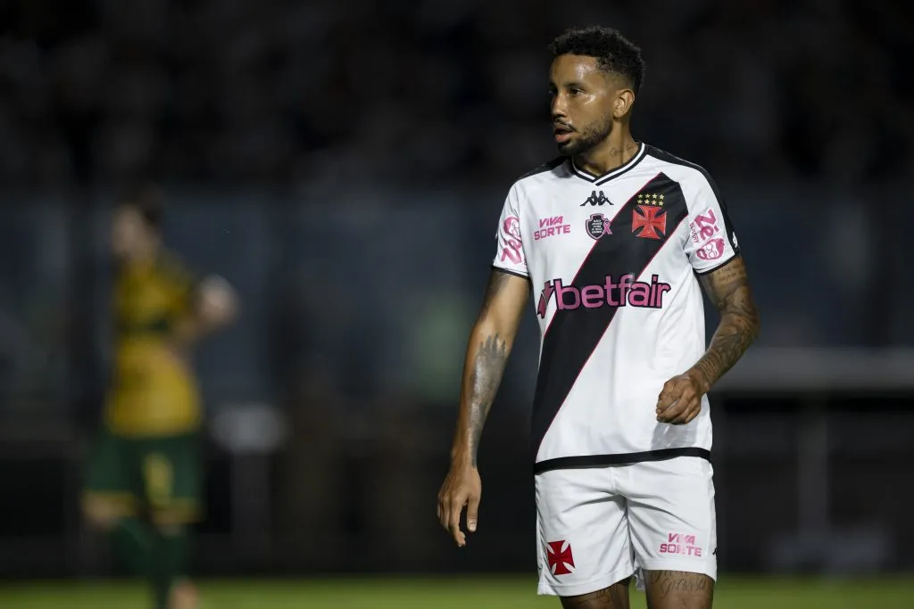 RJ – RIO DE JANEIRO – 24/10/2024 – BRASILEIRO A 2024, VASCO X CUIABA – Jair jogador do Vasco durante partida contra o Cuiaba no estadio Sao Januario pelo campeonato Brasileiro A 2024. Foto: Jorge Rodrigues/AGIF
