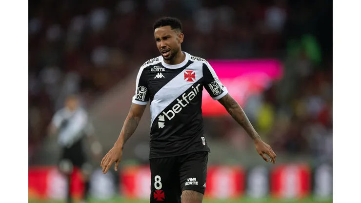 RJ - RIO DE JANEIRO - 19/04/2025 - BRASILEIRO A 2025, VASCO X FLAMENGO - Jair jogador do Vasco durante partida contra o Flamengo no estadio Maracana pelo campeonato Brasileiro A 2025. Foto: Thiago Ribeiro/AGIF