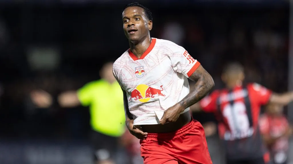 Helinho jogador do Bragantino comemora seu gol durante partida contra o Vitoria no estádio Nabi Abi Chedid pelo campeonato Brasileiro A 2024. Foto: Diogo Reis/AGIF