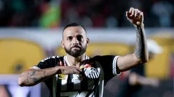 BA - SALVADOR - 25/05/2025 - BRASILEIRO A 2025, VITORIA X SANTOS - Guilherme jogador do Santos comemora vitoria ao final da partida contra o Vitoria no estadio Barradao pelo campeonato Brasileiro A 2025. Foto: Jhony Pinho/AGIF