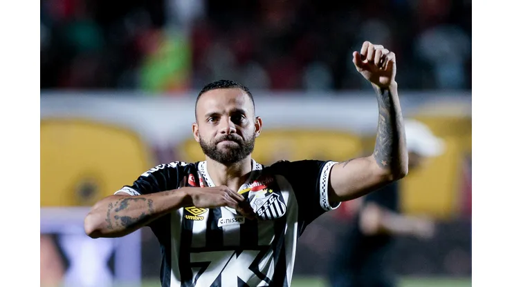 BA - SALVADOR - 25/05/2025 - BRASILEIRO A 2025, VITORIA X SANTOS - Guilherme jogador do Santos comemora vitoria ao final da partida contra o Vitoria no estadio Barradao pelo campeonato Brasileiro A 2025. Foto: Jhony Pinho/AGIF