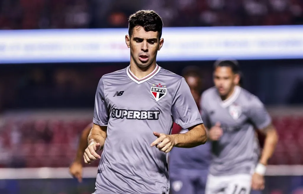 SP – SAO PAULO – 24/05/2025 – BRASILEIRO A 2025, SAO PAULO X MIRASSOL –  Oscar jogador do Sao Paulo durante aquecimento antes da partida contra o Mirassol no estadio Morumbi pelo campeonato Brasileiro A 2025. Foto: Fabio Giannelli/AGIF