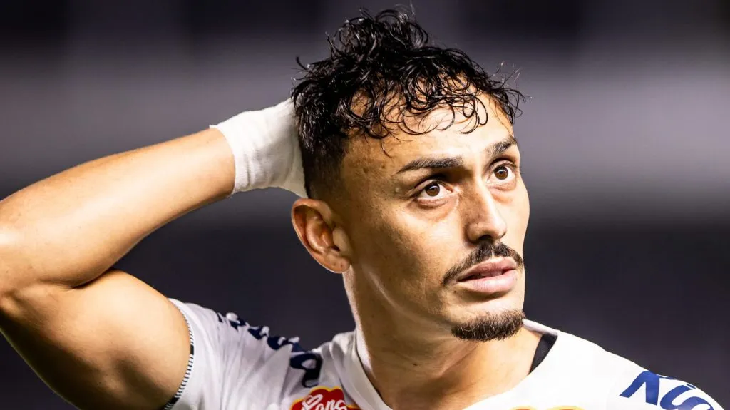 SP – SANTOS – 02/08/2024 – BRASILEIRO B 2024, SANTOS X SPORT – Diego Pituca jogador do Santos durante partida contra o Sport no estadio Vila Belmiro pelo campeonato Brasileiro B 2024. Foto: Abner Dourado/AGIF