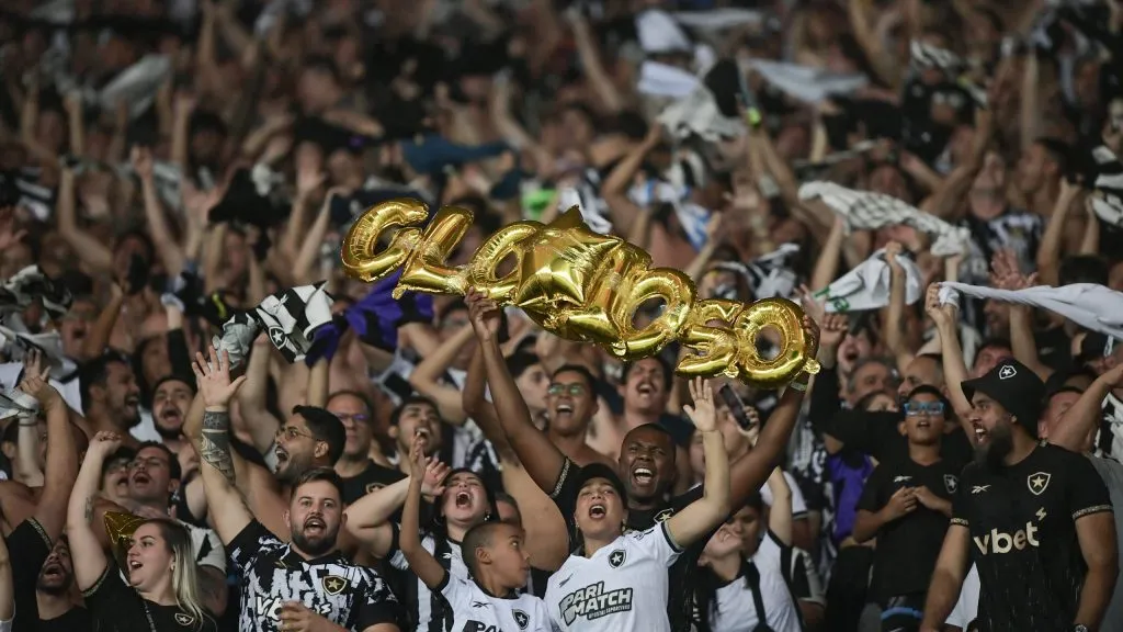 Torcedores do Botafogo fazendo a festa. Foto: Thiago Ribeiro/AGIF.