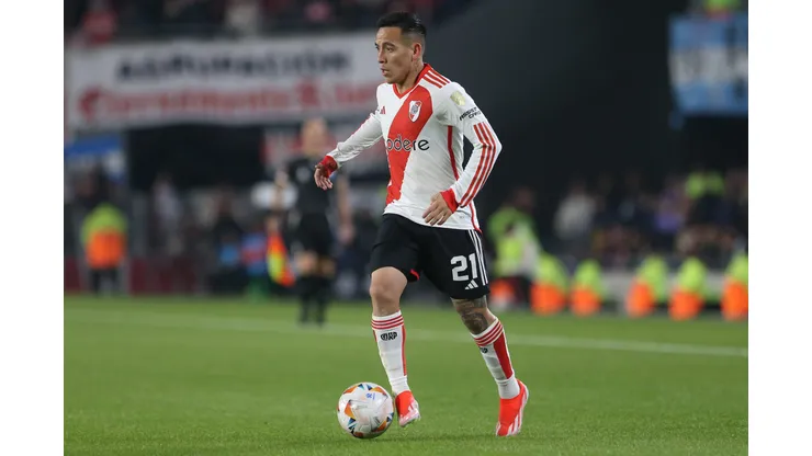 BUENOS AIRES, ARGENTINA - MAY 14: Ezequiel Barco of River Plate plays the ball during a Copa CONMEBOL Libertadores 2024 Group H match between River Plate and Libertad at Estadio Mas Monumental Antonio Vespucio Liberti on May 14, 2024 in Buenos Aires, Argentina. (Photo by Daniel Jayo/Getty Images)
