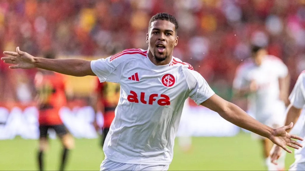 Gustavo jogador do Internacional comemora seu gol durante partida contra o Sport no estádio Ilha do Retiro pelo campeonato Brasileiro A 2025. Foto: Rafael Vieira/AGIF