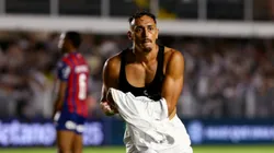 SP - SANTOS - 06/04/2025 - BRASILEIRO A 2025, SANTOS X BAHIA - Diego Pituca jogador do Santos comemora seu gol durante partida contra o Bahia no estadio Vila Belmiro pelo campeonato Brasileiro A 2025. Foto: Mauricio De Souza/AGIF