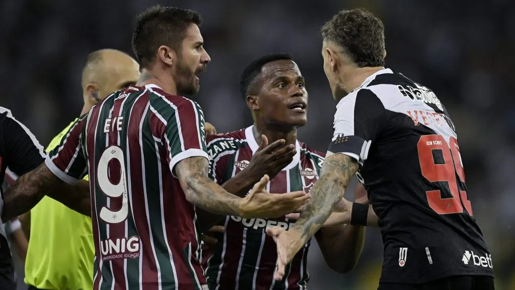 Jhon Arias jogador do Fluminense disputa lance com Vegetti jogador do Vasco durante partida no estádio Maracanã pelo campeonato Brasileiro A 2025. Foto: Alexandre Loureiro/AGIF