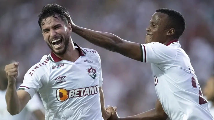 Jhon Arias e Martinelli comemoram gol marcado pelo Fluminense no Campeonato Carioca de 2023. Foto: Jorge Rodrigues/AGIF.
