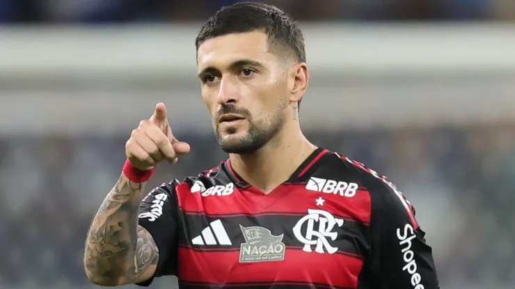 Arrascaeta foi pivô de pênalti marcado contra o Verdão e VAR flagrou conversa da arbitragem