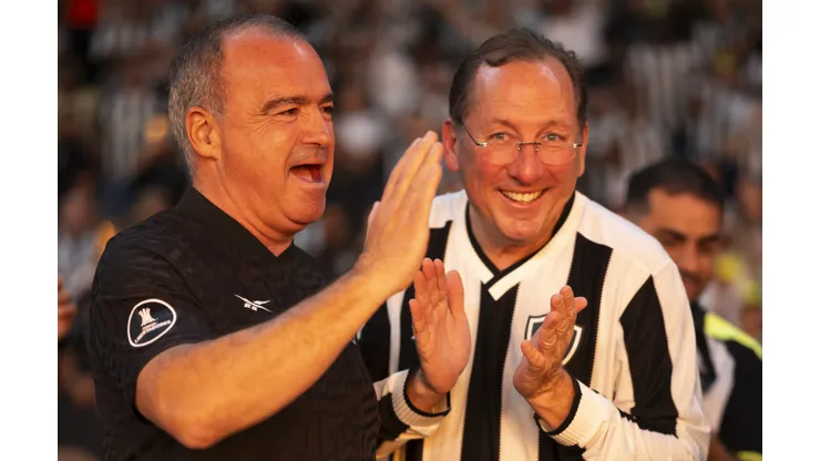 RJ - RIO DE JANEIRO - 23/11/2024 - BRASILEIRO A 2024, BOTAFOGO X VITORIA - John Textor dono da SAF do Botafogo e Joao Manuel Paz Gomes Teixeira socio da Eagle Football antes da partida contra o Vitoria no estadio Engenhao pelo campeonato Brasileiro A 2024. Foto: Jorge Rodrigues/AGIF