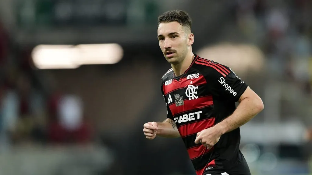 Léo Ortiz, jogador do Flamengo, durante partida contra o Botafogo, pelo Brasileirão Betano. Foto: Thiago Ribeiro/AGIF.