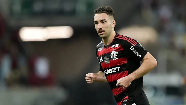 Léo Ortiz vem sendo titular com Filipe Luís. Foto: Thiago Ribeiro/AGIF.