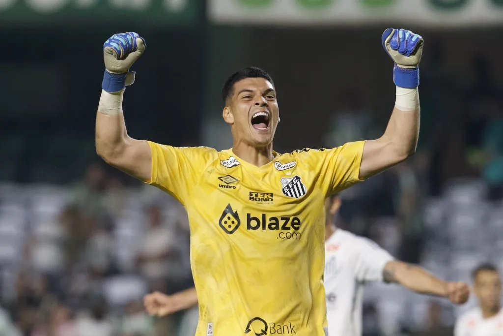 PR – CURITIBA – 11/11/2024 – BRASILEIRO B 2024, CORITIBA X SANTOS – Goleiro Gabriel Brazao do Santos comemora vitoria no final da partida contra o Coritiba no estadio Couto Pereira pelo campeonato Brasileiro B 2024. Foto: Hedeson Alves/AGIF