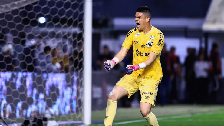 Gabriel Brazao goleiro do Santos comemora vitoria ao final da partida contra o America-MG no estadio Vila Belmiro pelo campeonato Brasileiro B 2024. Foto: Marcello Zambrana/AGIF