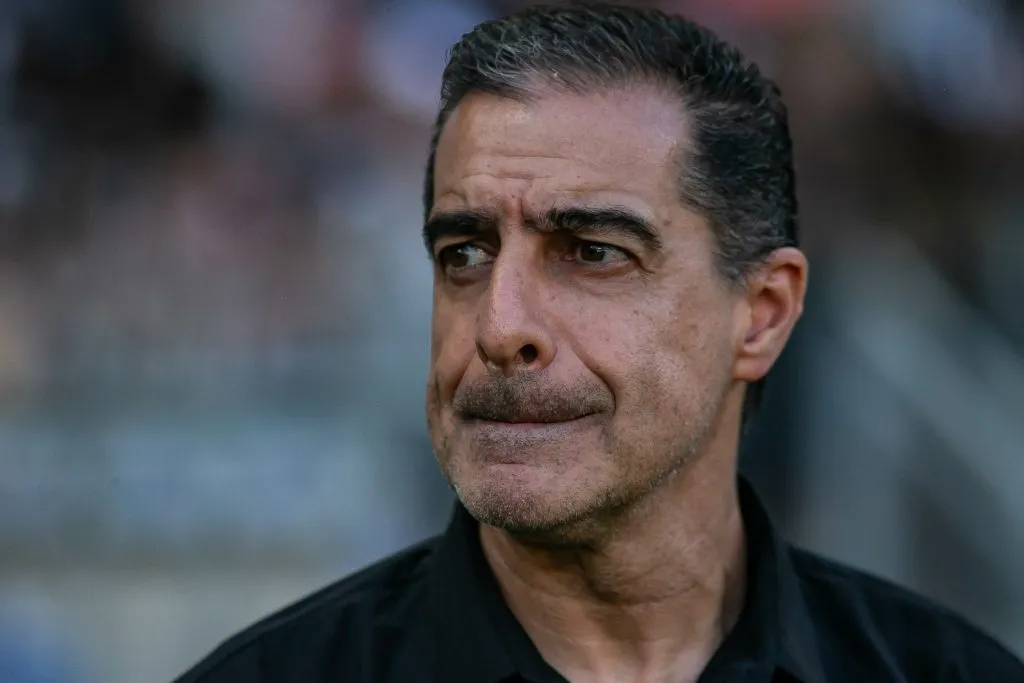 MG – BELO HORIZONTE – 20/04/2025 – BRASILEIRO A 2025, ATLETICO-MG X BOTAFOGO – Renato Paiva tecnico do Botafogo durante partida contra o Atletico-MG no estadio Mineirao pelo campeonato Brasileiro A 2025. Foto: Fernando Moreno/AGIF