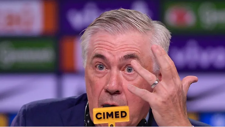 Ancelotti durante coletiva de apresentação no Rio de Janeiro.