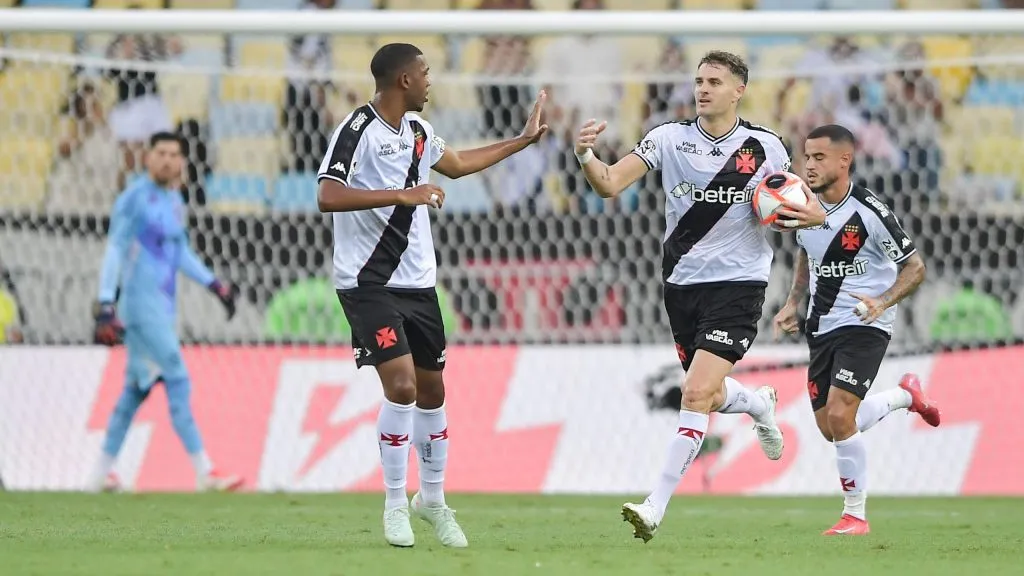 Vegetti jogador do Vasco comemora seu gol durante partida contra o Flamengo no estádio Maracanã pelo campeonato Carioca 2025. Foto: Thiago Ribeiro/AGIF
