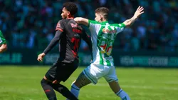 Ronaldo jogador do Juventude disputa lance com Matheus Fernandes jogador do Bragantino - Foto: Luiz Erbes/AGIF