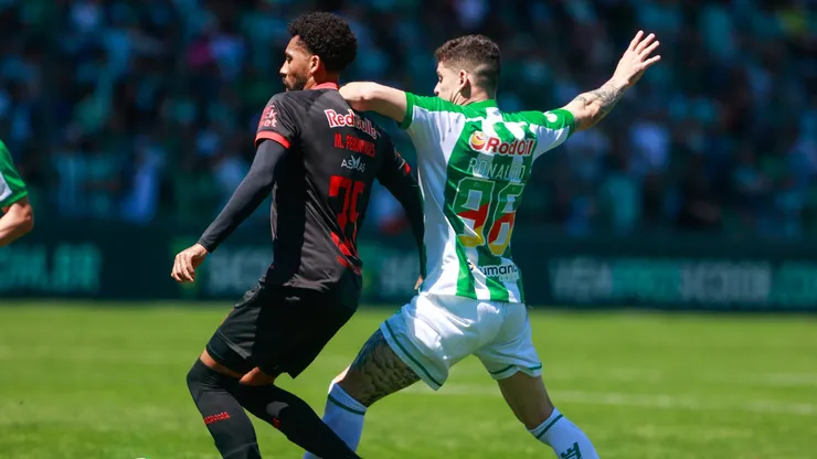 Ronaldo jogador do Juventude disputa lance com Matheus Fernandes jogador do Bragantino - Foto: Luiz Erbes/AGIF