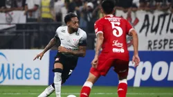 José Martínez com a bola em partida diante do Huracán. Foto: Brazil Photo Press / Alamy Stock Photo