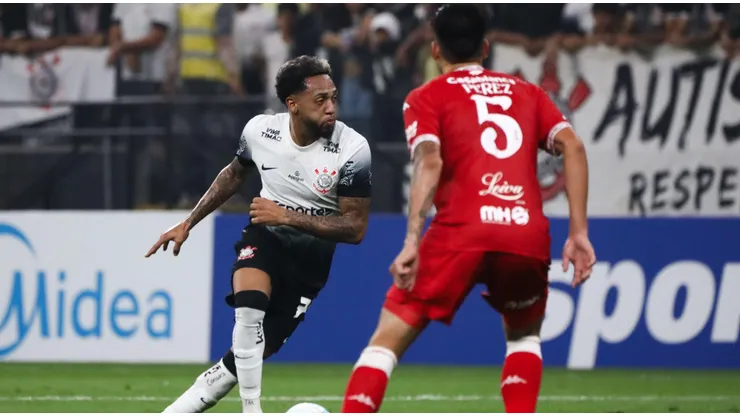 José Martínez com a bola em partida diante do Huracán. Foto: Brazil Photo Press / Alamy Stock Photo