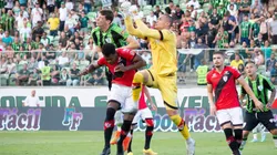 Jogadores dividem bola aérea em partida entre América-MG e Atlético-GO. Foto: ZUMA Press, Inc. / Alamy Stock Photo