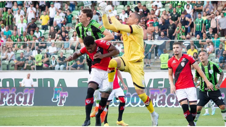 Jogadores dividem bola aérea em partida entre América-MG e Atlético-GO. Foto: ZUMA Press, Inc. / Alamy Stock Photo