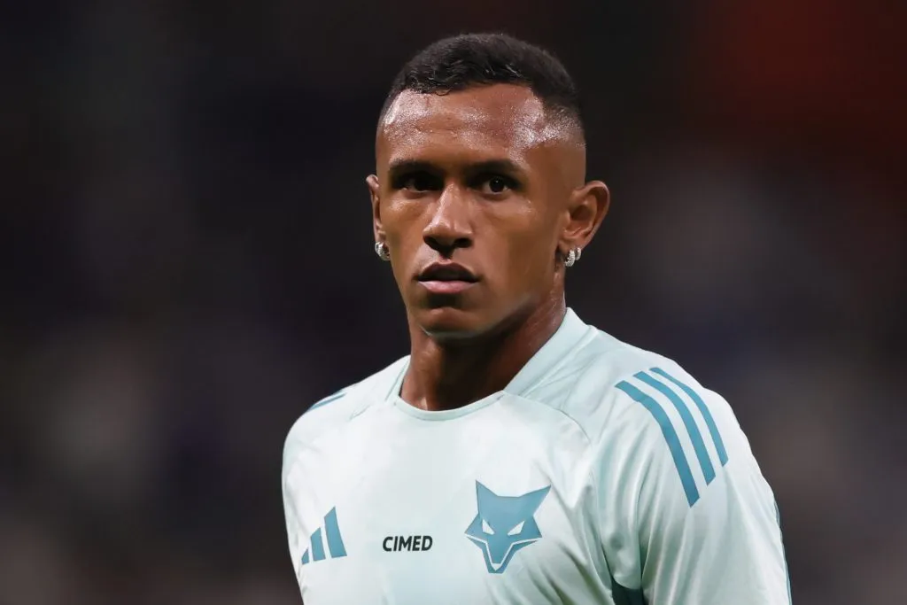 Marquinho em aquecimento antes da partida pela Raposa. Foto: Gilson Lobo/AGIF 