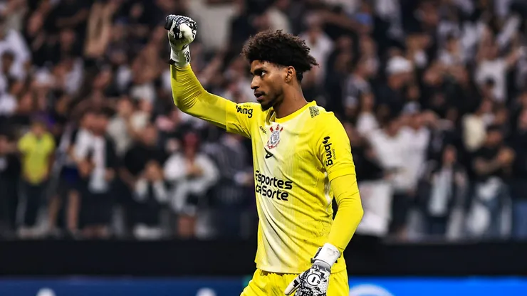 Hugo Souza em ação pelo Corinthians - Foto: Fabio Giannelli/AGIF