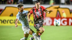 Jogadores de Vitória e Universidad Católica dividem a bola. Foto: Sipa US / Alamy Stock Photo
