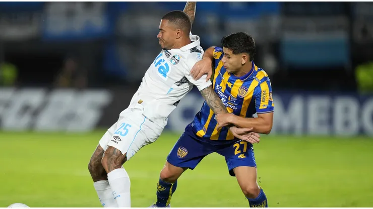 Lucas Esteves sob marcação em partida diante do Deportivo Luqueño. Foto: Associated Press / Alamy Stock Photo