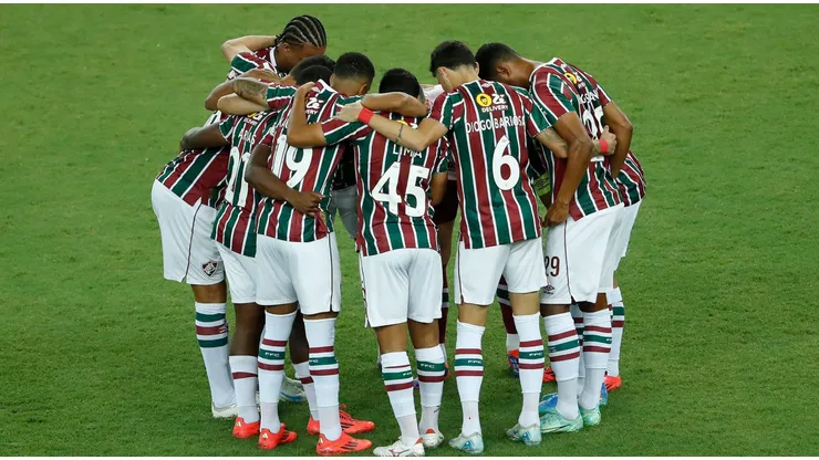 Jogadores do Fluminense reunidos no gramado do Maracanã. Foto: DiaEsportivo / Alamy Stock Photo