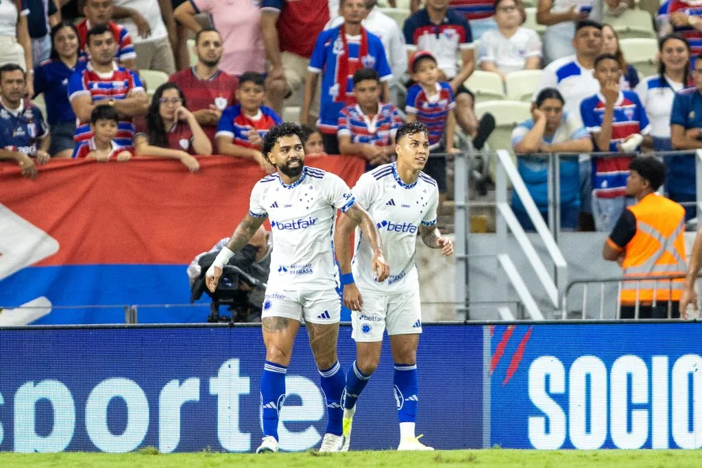 Gabigol comemora gol de Kaior Jorge em vitória sobre o Fortaleza. Foto: Baggio Rodrigues/AGIF