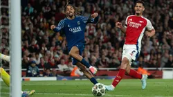Bradley Barcola finaliza a gol em partida diante do Arsenal. Foto: lounisphotography / Alamy Stock Photo