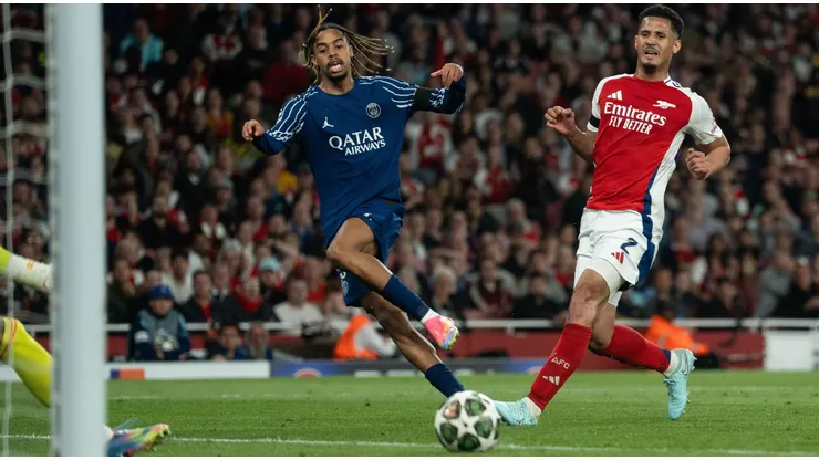 Bradley Barcola finaliza a gol em partida diante do Arsenal. Foto: lounisphotography / Alamy Stock Photo