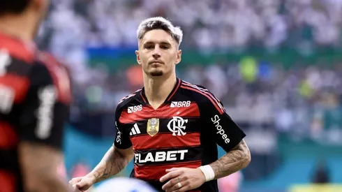 Telemetria mostrou bola batendo primeiramente no braço de Varela antes de braço em Palmeiras x Flamengo