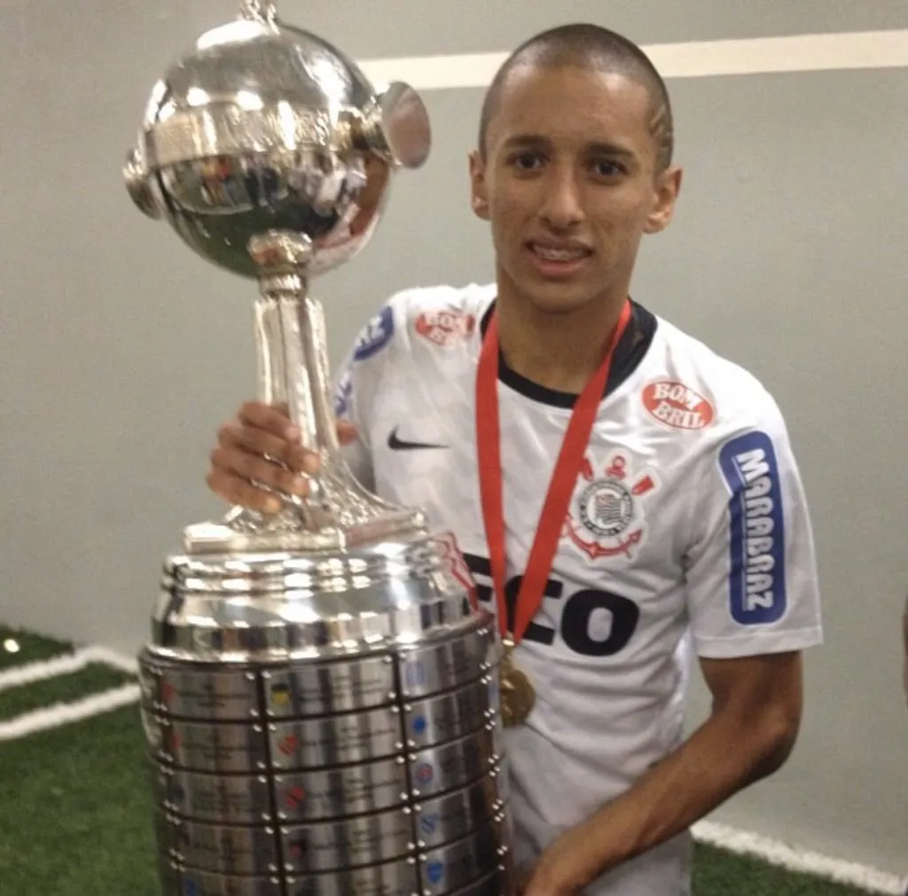 Marquinhos segurando a taça da Libertadores de 2012 – Foto: Reprodução/Twitter