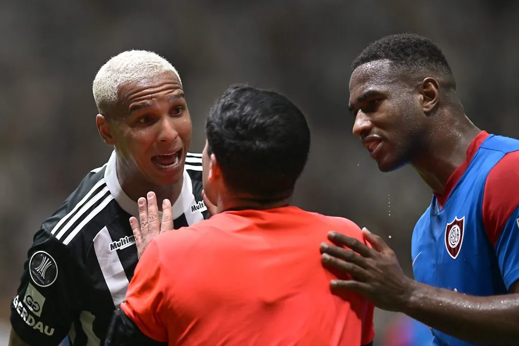 Jhohan Romaña em jogo contra o Atlético-MG, em 2024. Photo by Pedro Vilela/Getty Images